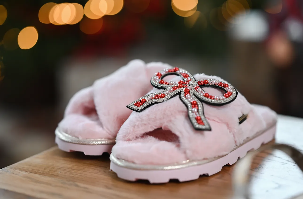 Chic Slippers with Deluxe Bow Brooch - Pink